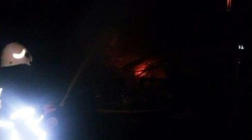 D&ouml;rtyol Sahilinde Gezi Teknesinde Yandı