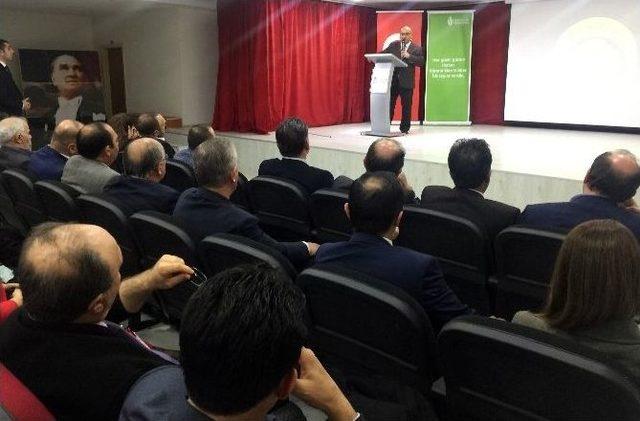 Ümraniye’de Öğretmenlerin İsimleri Dev Pankartla Okullara Asıldı