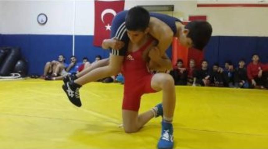 İzmit Belediyespor Pehlivanları Başkan Doğan&rsquo;a Teşekk&uuml;r Etti