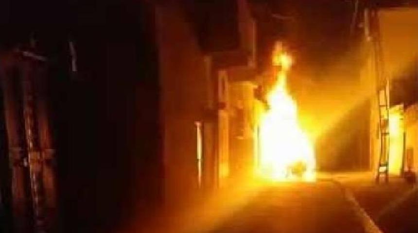 Şanlıurfa&rsquo;Da Park Halindeki Otomobil Yandı