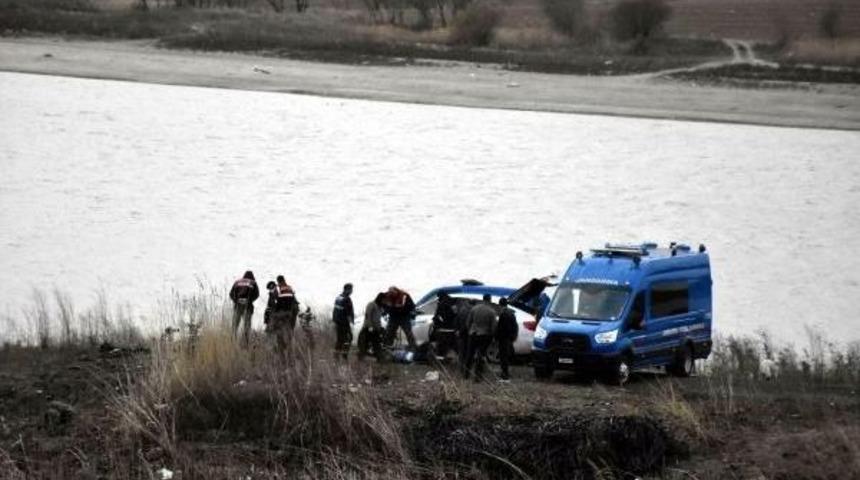 Otomobilinde Başından Vurulmuş Olarak Bulundu