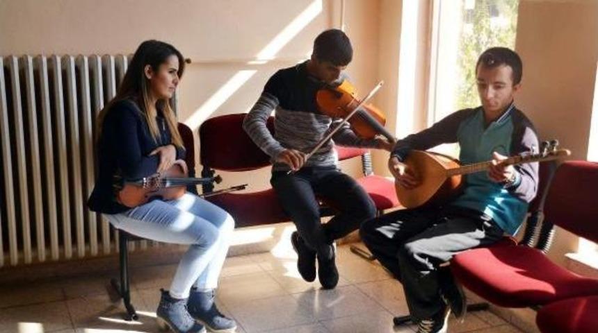 Mezun Olduğu Liseye Keman &Ouml;ğretmeni Oldu