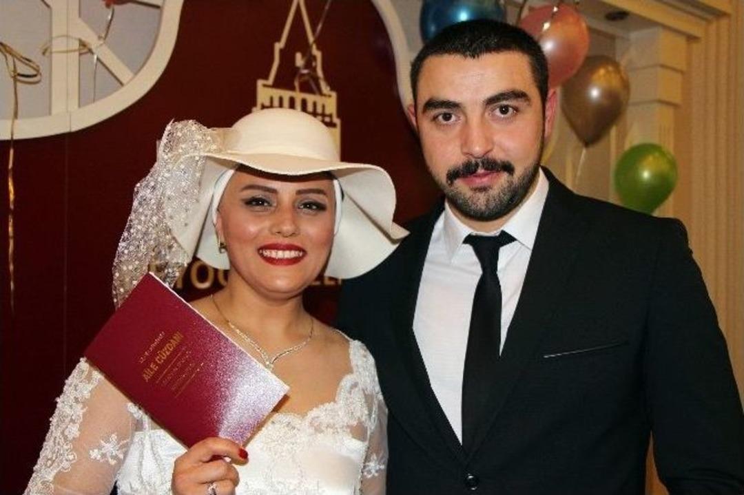 (&ouml;zel Haber) Kanser Olduğunu Gelinlik Provasında &Ouml;ğrenen T&uuml;rkan &Ouml;ğretmen, &Ouml;ğretmenler G&uuml;n&uuml;&rsquo;nde Evlendi