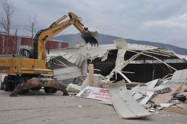 Önce Koyunları Tahliye Ettiler, Sonra Yıktılar