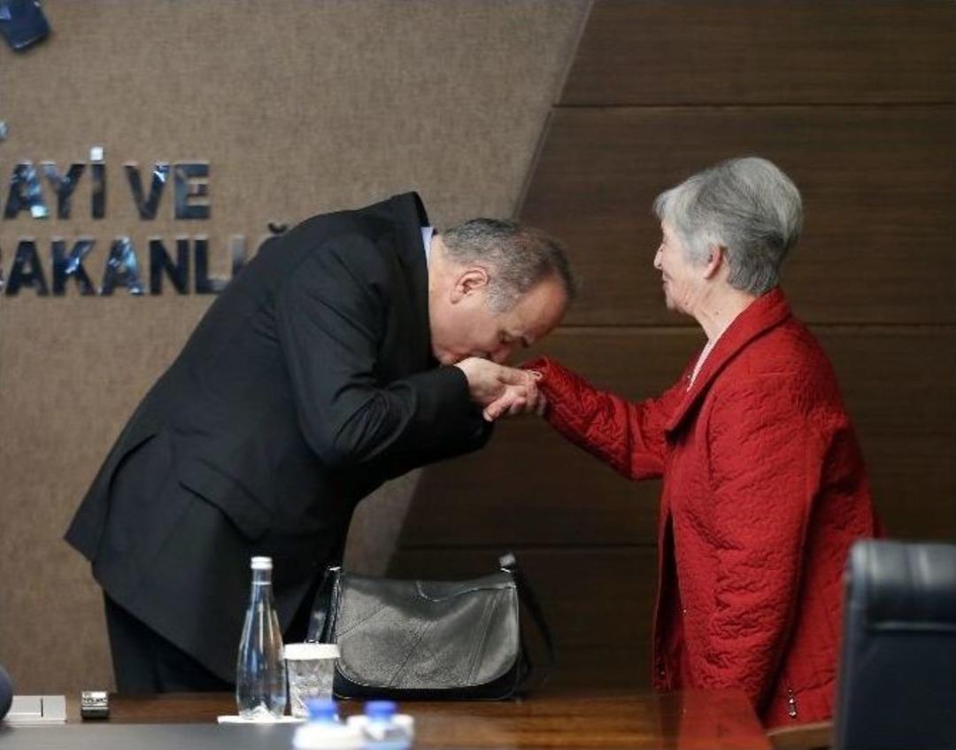 Bakan &Ouml;zl&uuml; İlkokul &Ouml;ğretmenleri İle Bir Araya Geldi