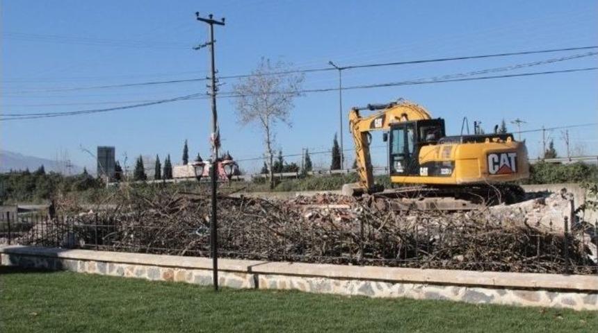 Rahime Sultan Camii&rsquo;nin &Ouml;n&uuml;ndeki Metruk Okul Yıkıldı