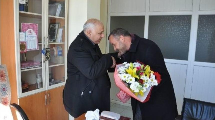 Mhp Kars İl Başkanı &Ouml;zcan, &Ouml;ğretmenini Unutmadı