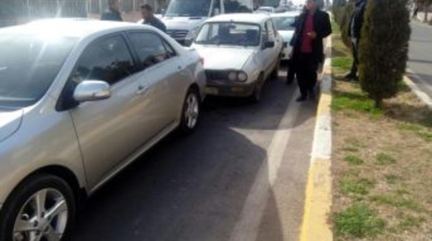 4 Aracın Karıştığı Kazada Maddi Hasar Oluştu