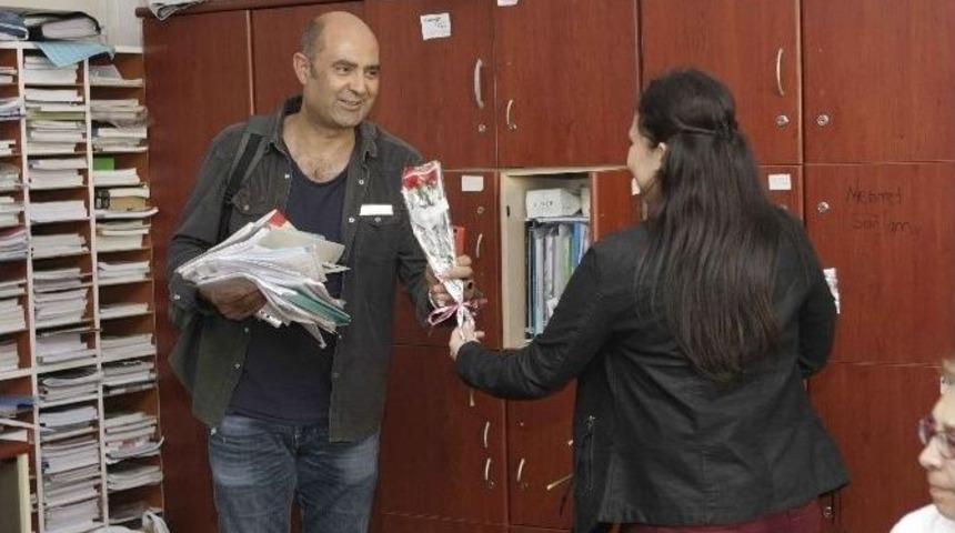 Bayraklı Belediyesi&rsquo;nden 3 Bin &Ouml;ğretmene Karanfil