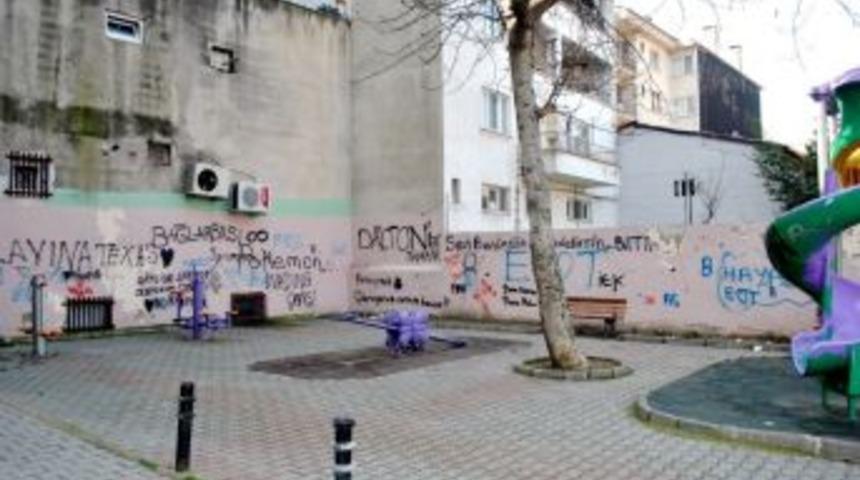 Park Ve Trafoların Duvarları Yazıdan Ge&ccedil;ilmiyor