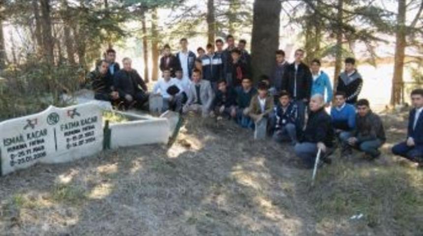 &Ouml;ğretmenler Ebediyete İntikal Eden Meslektaşlarını Unutmadı