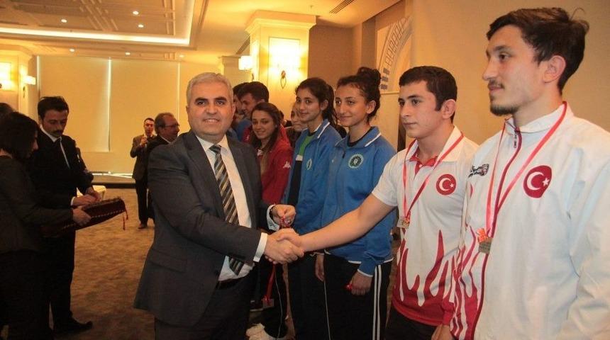 Başarılı Sporcular Uedaş Tarafından &Ouml;d&uuml;llendirildi
