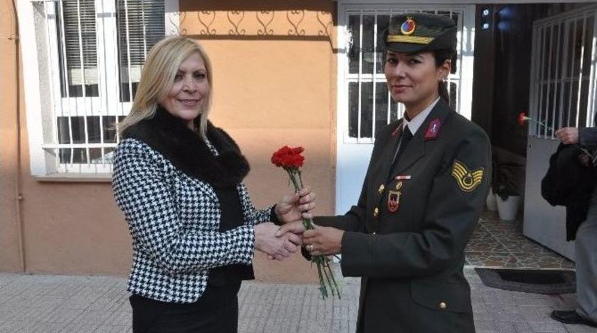 Jandarma Öğretmenlere Çiçek Verip Öğretmenler Gününü Kutladı