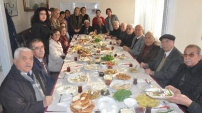 Chp&rsquo;li Kadınlar K&ouml;y Enstit&uuml;l&uuml; &Ouml;ğretmenleri Unutmadı