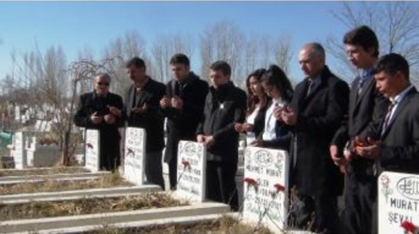 Deprem Şehidi &Ouml;ğretmen Mezarı Başında Anıldı