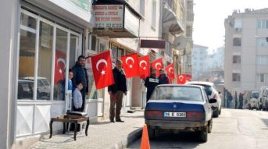 Mudanya Esnafından Bayraklı Birlik Ve Beraberlik Mesajı