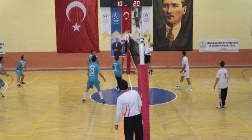 Karaman&rsquo;da &Ouml;ğretmenler G&uuml;n&uuml; Voleybol Turnuvası Sona Erdi