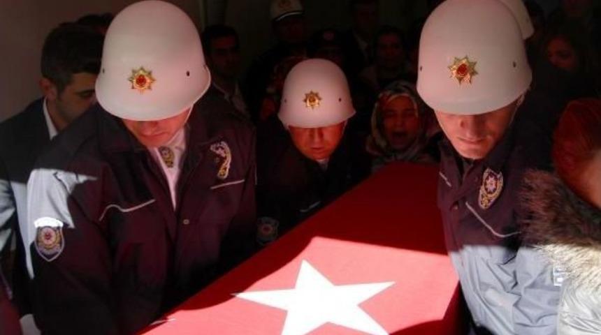 Polisin Kazayla Vurduğu Istasyon G&ouml;revlisi &Ouml;ld&uuml;