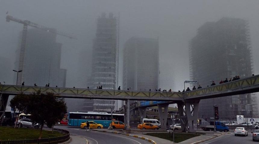 İstanbul&rsquo;da Sis Etkisini S&uuml;rd&uuml;r&uuml;yor