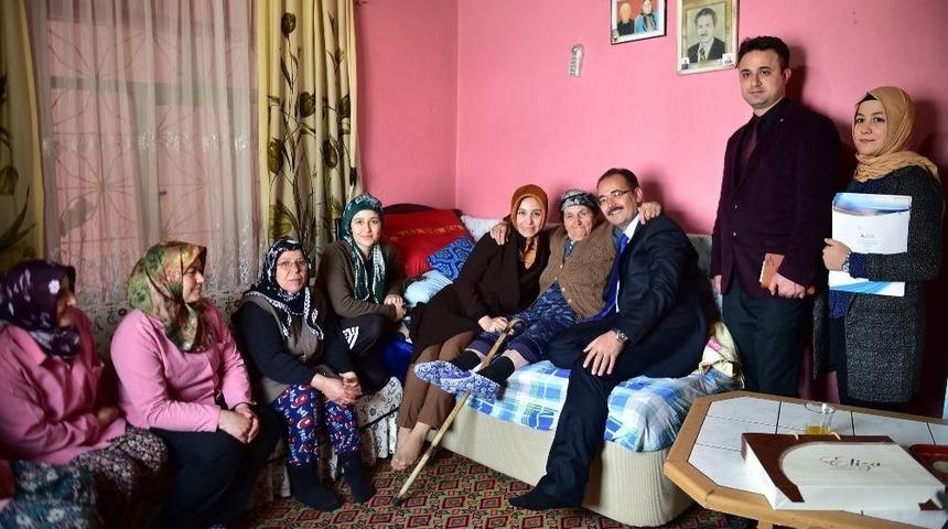 Yaşlı Vatandaşların Evlerini Kendi Evleri Gibi Temizliyorlar