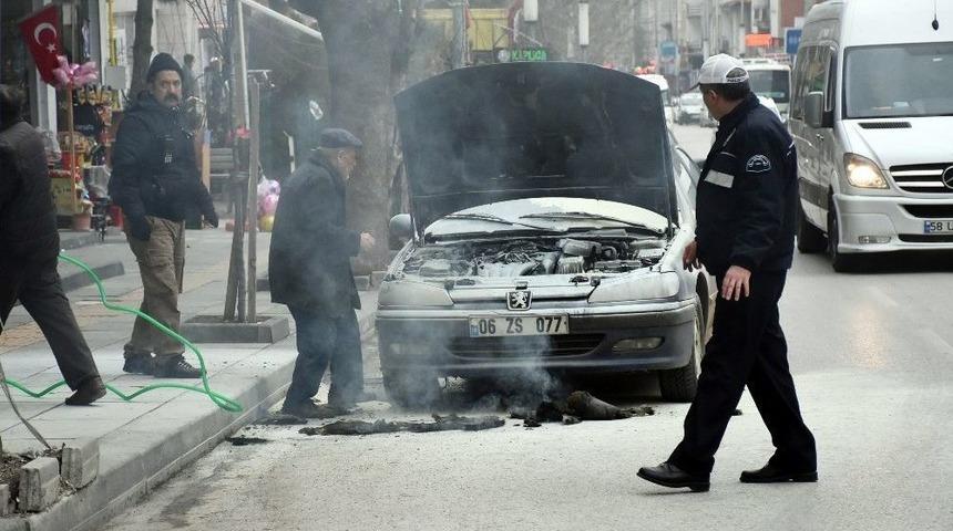 Seyir Halindeki Ara&ccedil; Alev Aldı