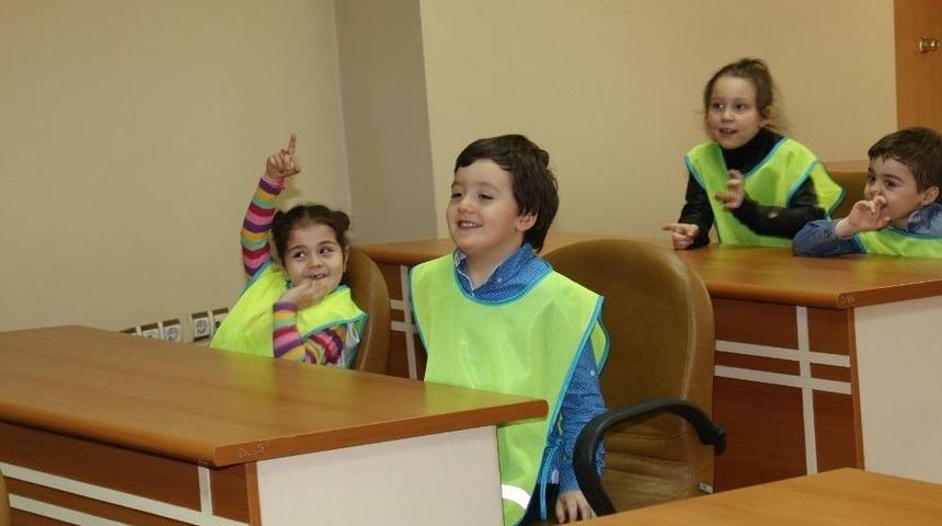 Minik &Ouml;ğrencilerden Başkan Şirin&rsquo;e Jest