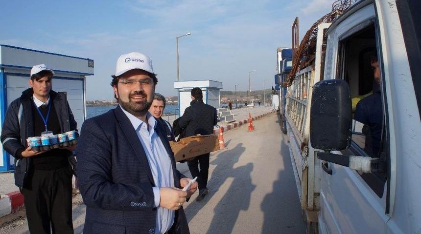 Feribot Kuyruğu Bekleyenlere Yiyecek İkramı Yapıldı