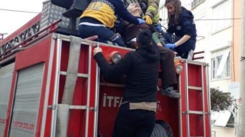 Dal Budamak İ&ccedil;in &Ccedil;ıktığı Ağa&ccedil;ta Tansiyonu D&uuml;ş&uuml;nce Mahsur Kaldı