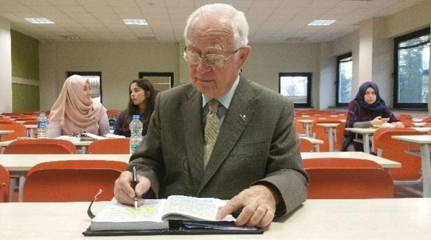 (&ouml;zel Haber) Emekli &Ouml;ğretmen 79 Yaşında Hukuk Fak&uuml;ltesi&rsquo;nde Okuyor