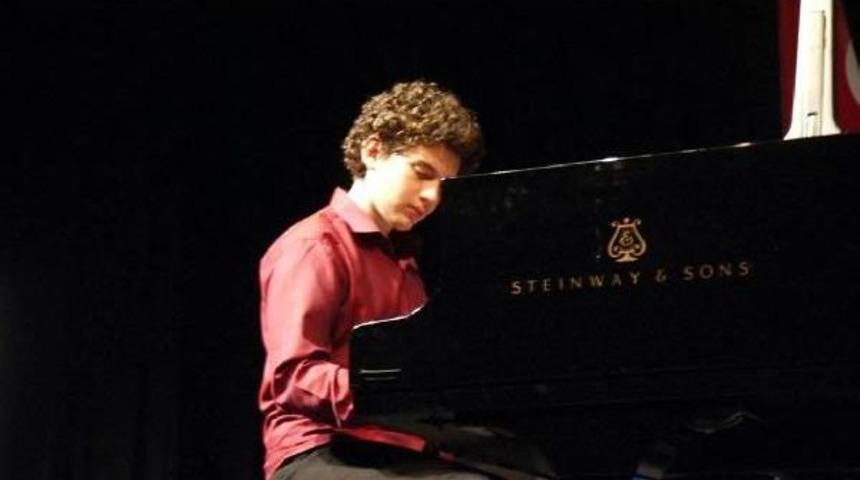 G&uuml;lsin Onay Ile Aynı Sahneye &Ccedil;ıkan Otistik &Ouml;ğrenci Uzun S&uuml;re Alkışlandı