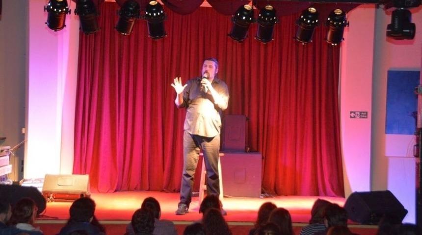 Mesut S&uuml;re İle Alternatif Sahne&rsquo;de Kahkaha Fırtınası Esti