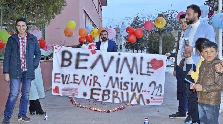 &Ccedil;orum&rsquo;da Pankartlı Evlilik Teklifi