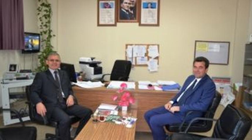 Okul M&uuml;d&uuml;r&uuml;nden Mevkidaşına &Ouml;ğretmenler G&uuml;n&uuml; Ziyareti