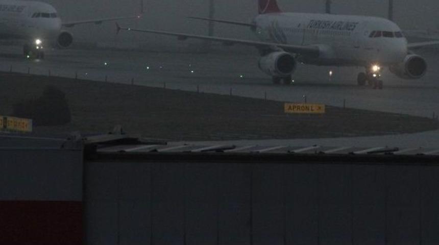 Hava Ulaşımında Yoğun Sis Olumsuz Etkisi S&uuml;r&uuml;yor