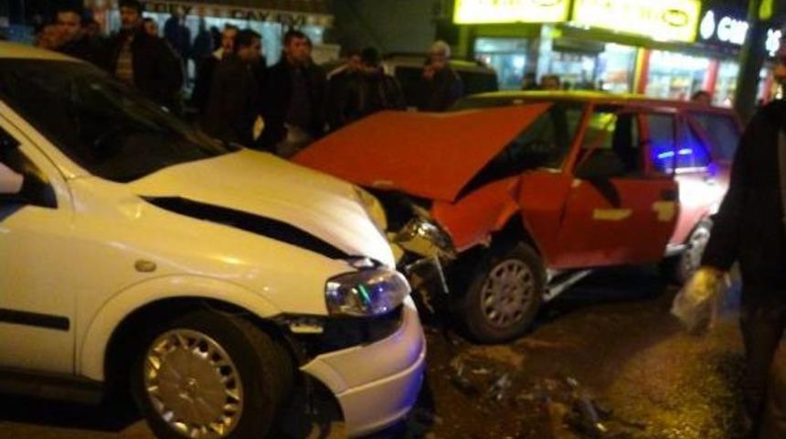 İki Otomobil &Ccedil;arpıştı: 2 Yaralı