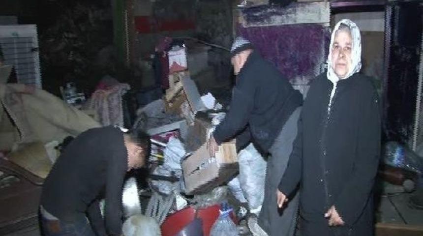 Sultangazi'de Gecekonduları Yıkılan Aile Sokakta Kaldı