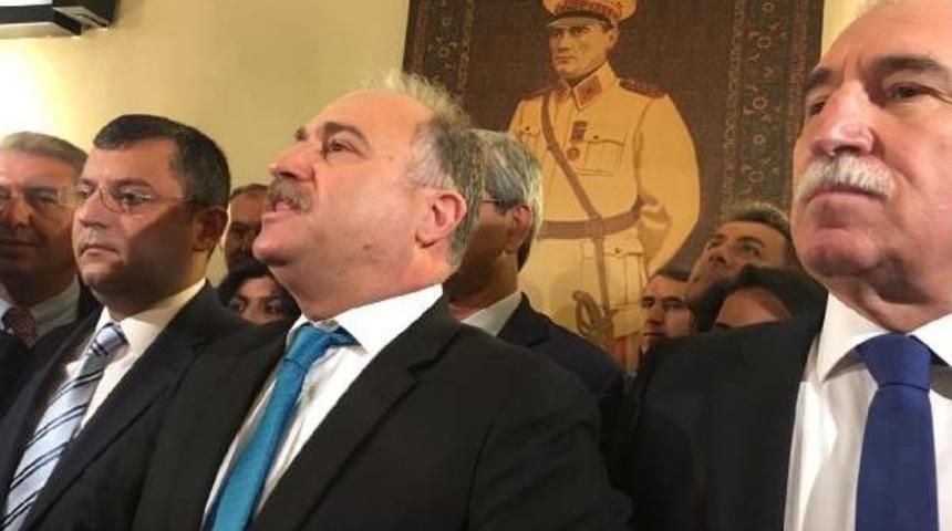 Muhalefet Kulisinden Kaldırılan 'mareşal Atatürk' Portresinin Taklidi Eski Yerine Asıldı