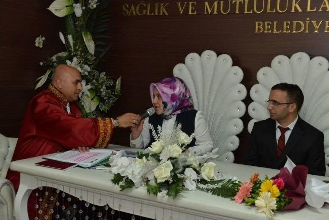 &Ouml;ğretmen &Ccedil;iftin Nikahını Kıydı, &Ouml;ğretmenlere Demetle &Ccedil;i&ccedil;ek Hediye Etti