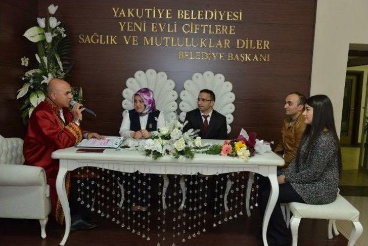 Öğretmen Çiftin Nikahını Kıydı, Öğretmenlere Demetle Çiçek Hediye Etti G1