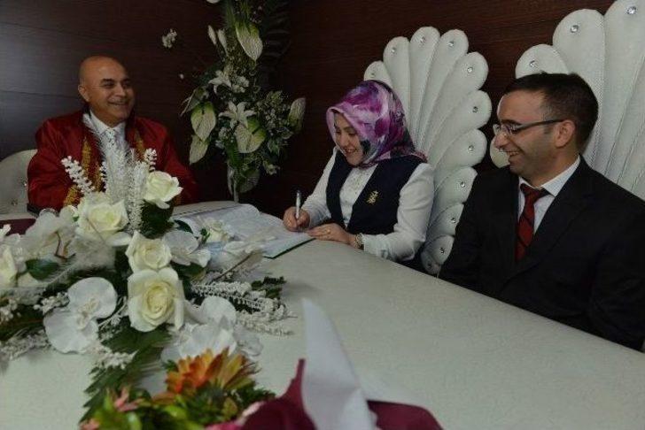 Öğretmen Çiftin Nikahını Kıydı, Öğretmenlere Demetle Çiçek Hediye Etti G2