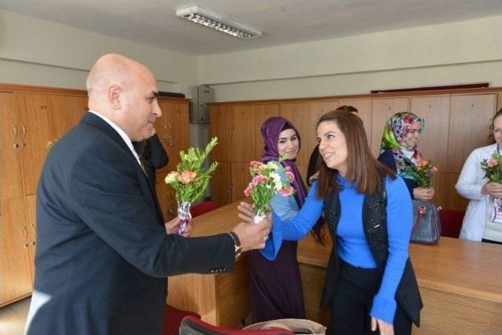 Öğretmen Çiftin Nikahını Kıydı, Öğretmenlere Demetle Çiçek Hediye Etti G3