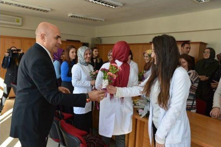 Öğretmen Çiftin Nikahını Kıydı, Öğretmenlere Demetle Çiçek Hediye Etti G4