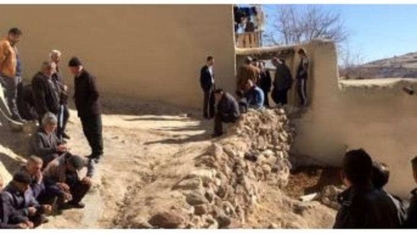 2 &Ccedil;ocuk Annesi Kadın İntihar Etti