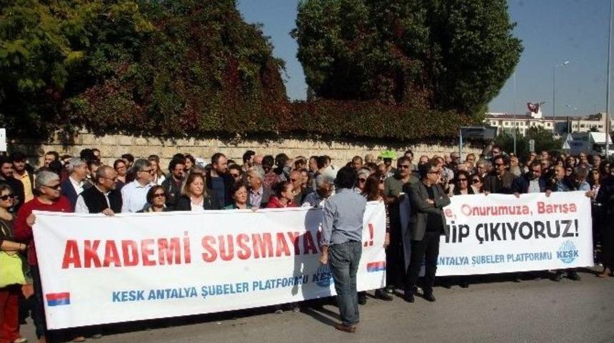 Akdeniz &Uuml;niversitesinde &lsquo;barış Bildirgesi&rsquo; Eylemi