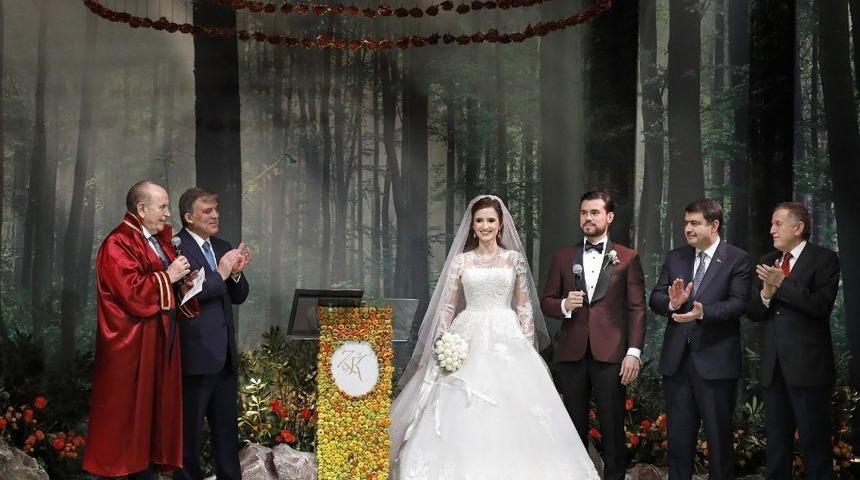 &Uuml;nl&uuml; İş Adamı Aziz Torun&rsquo;un Kızı Zeynep Evlendi