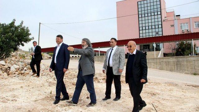 Silifke Belediyesi Yüksekokul Çevresine Cevre Düzenlemesi Yapıyor