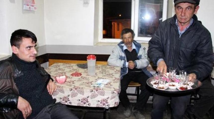 İmeceyle Işletilen Kahvede Oyun Yok, Sohbet Var