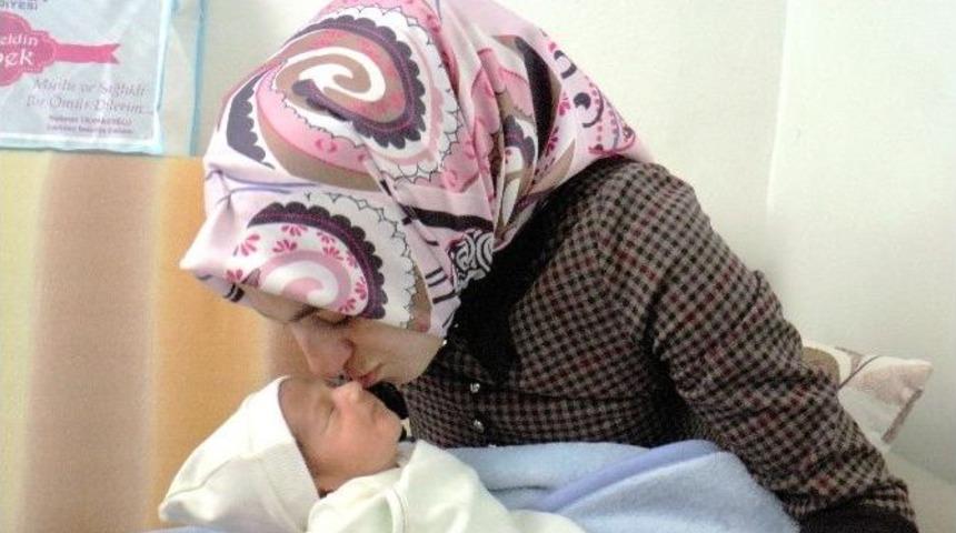 Gaziantep&rsquo;te Doğan 60 Bininci &Ccedil;ocuğa &Ouml;mer Halisdemir&rsquo;in İsmi Verildi