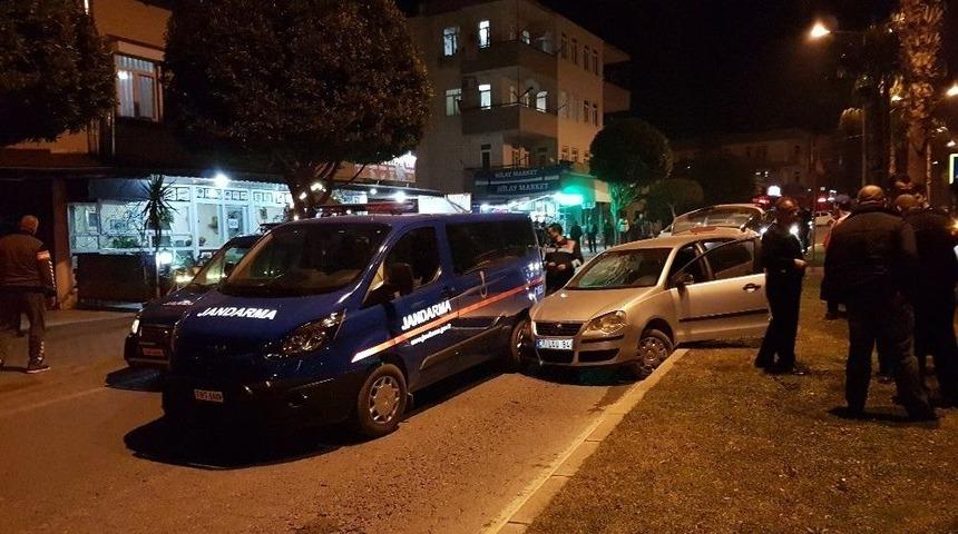 &rsquo;dur&rsquo; İhtarına Uymayan Ş&uuml;pheliler, Jandarma Aracına &Ccedil;arptı