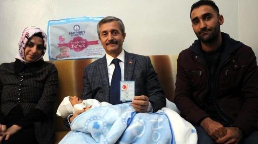 Şahinbey'de Doğan 60 Bininci Bebeğe Şehit &Ouml;mer Halisdemir'in Adı Verildi